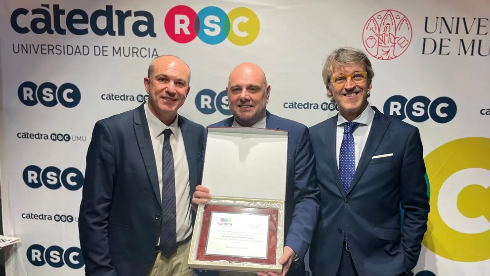 Pedro Mart&iacute;nez, en el centro, junto al consejero Luis Alberto Mar&iacute;n (derecha) y Longinos Mar&iacute;n (izquierda), director de la C&aacute;tedra RSC de la UMU.