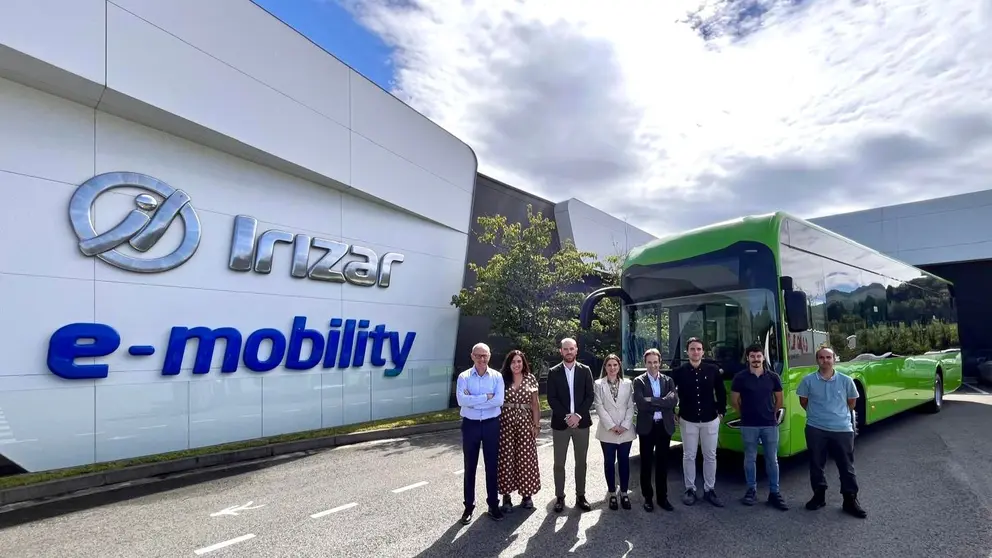 La directora general de Movilidad y Transportes, Mar&iacute;a Dolores Solana, durante la presentaci&oacute;n del autob&uacute;s el&eacute;ctrico en Guip&uacute;zcoa con representantes de Irizar.