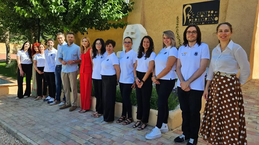 La directora general del SEF, Marisa L&oacute;pez, y el alcalde de Caravaca de la Cruz, Jos&eacute; Francisco Garc&iacute;a con los alumnos del programa de promoci&oacute;n tur&iacute;stica del A&ntilde;o Jubilar.