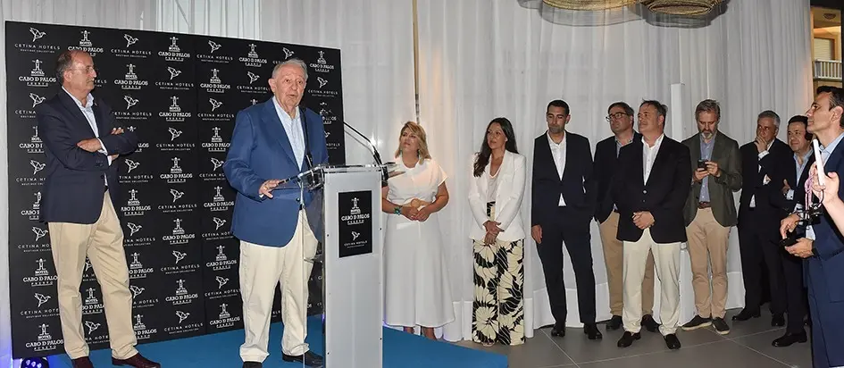 Mart&iacute;nez Nieto se dirige a los invitados y autoridades durante la inauguraci&oacute;n del hotel.