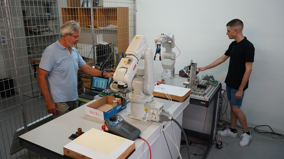 Pedro Jes&uacute;s Larios S&aacute;nchez, un estudiante del m&aacute;ster de Ingenier&iacute;a Industrial de la UPCT, con el sistema que integra la rob&oacute;tica y la visi&oacute;n artificial dentro de la automatizaci&oacute;n de los procesos industriales como parte de su TFM.