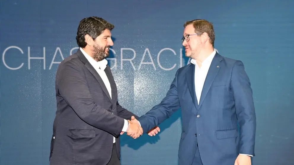 El presidente de la Comunidad, Fernando L&oacute;pez Miras, junto a V&iacute;ctor L&oacute;pez-Barrantes, director general de NTT Data Espa&ntilde;a.