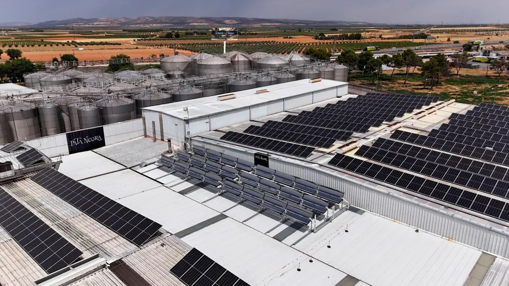 Imagen a&eacute;rea de la Bodega Los Llanos con los equipos de concentraci&oacute;n solar.