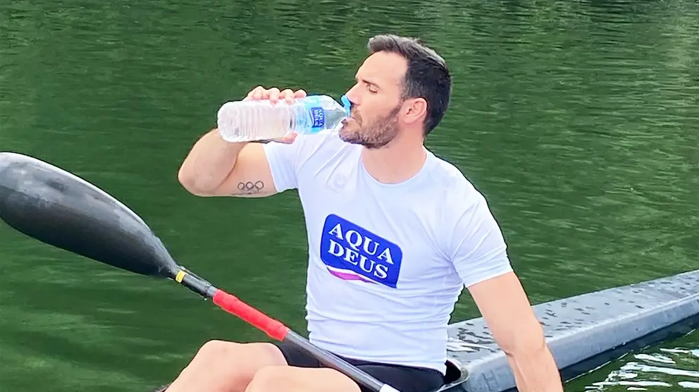 Sa&uacute;l Craviotto se hidrata con el agua mineral natural de Aquadeus.