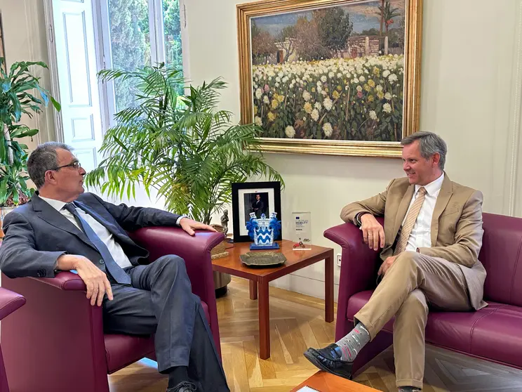 El alcalde de Murcia, Jos&eacute; Ballesta, ha mantenido la primera reuni&oacute;n institucional con el presidente de la empresa estatal Mercasa, Jos&eacute; Mi&ntilde;ones.
