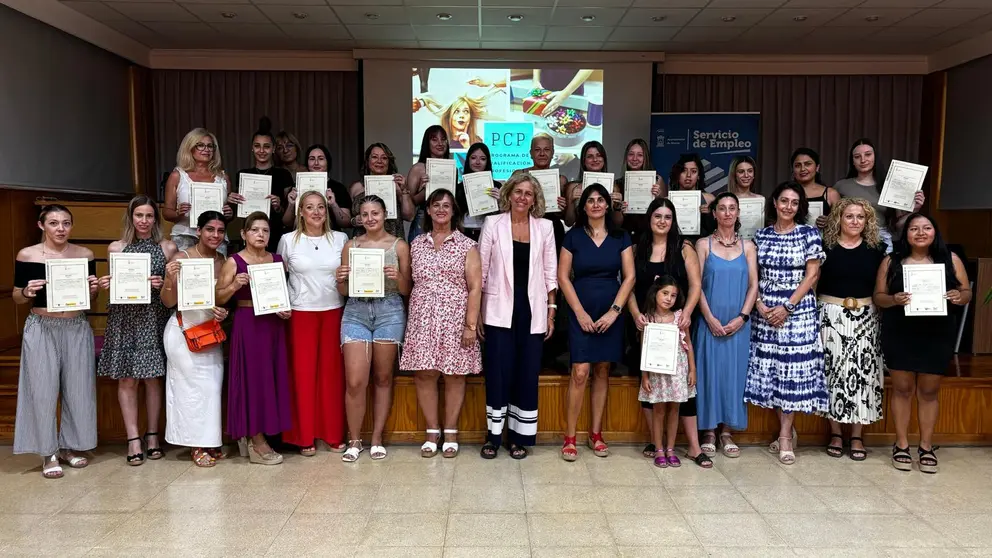 La concejal de Empleo, Mercedes Bernab&eacute;, ha clausurado el acto de entrega de diplomas de los cursos de Imagen Personal, impulsados por el Servicio Municipal de Empleo del ayuntamiento de Murcia, que se ha celebrado en el Centro de Formaci&oacute;n e Iniciativas de Empleo de la Fica.