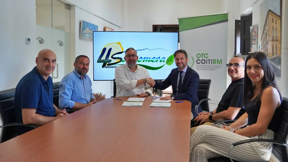 Imagen de la firma del acuerdo con los asistentes.