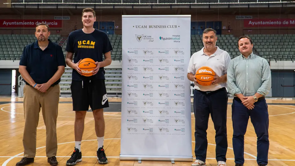 Luis Mesa, gerente de Quir&oacute;nsalud Murcia junto a los representantes de UCAM Murcia.