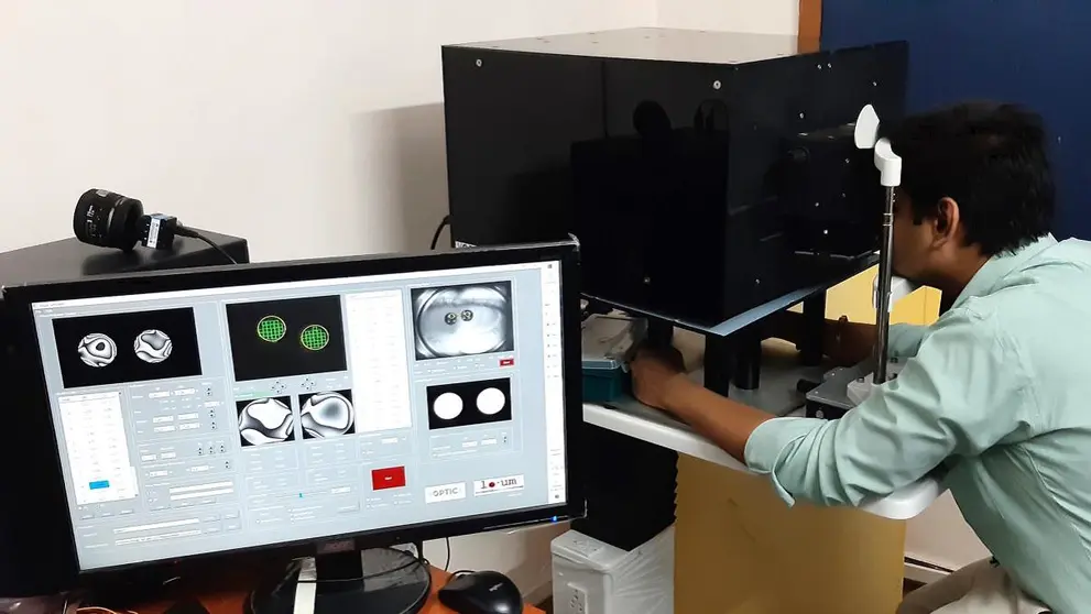 Proyecto del simulador de &oacute;ptica adaptativa en 3D para mejorar el diagn&oacute;stico y correcci&oacute;n de defectos visuales que se realiza en el Centro de Investigaci&oacute;n en &Oacute;ptica y Nanof&iacute;sica y la empresa tecnol&oacute;gica Voptica.