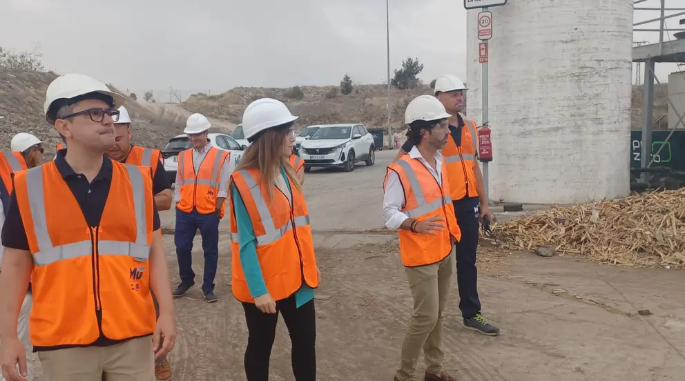 La vicealcaldesa y concejal de Fomento y Patrimonio del ayuntamiento de Murcia, Rebeca P&eacute;rez, ha visitado las instalaciones del Centro de Tratamiendo de Residuos de Ca&ntilde;ada Hermosa.