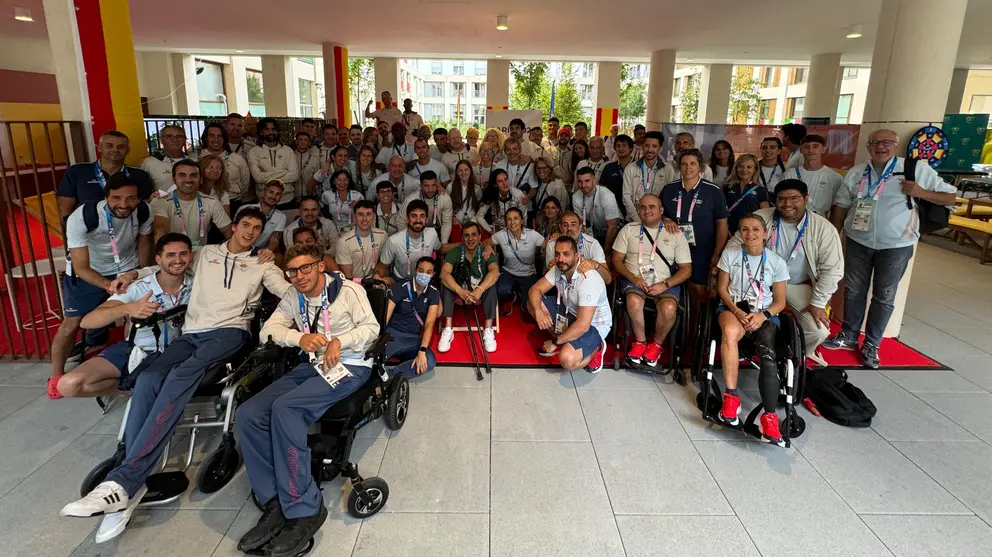 Imagen del equipo paral&iacute;mpico espa&ntilde;ol tras el almuerzo de  bienvenida en la Villa Ol&iacute;mpica, en Par&iacute;s.