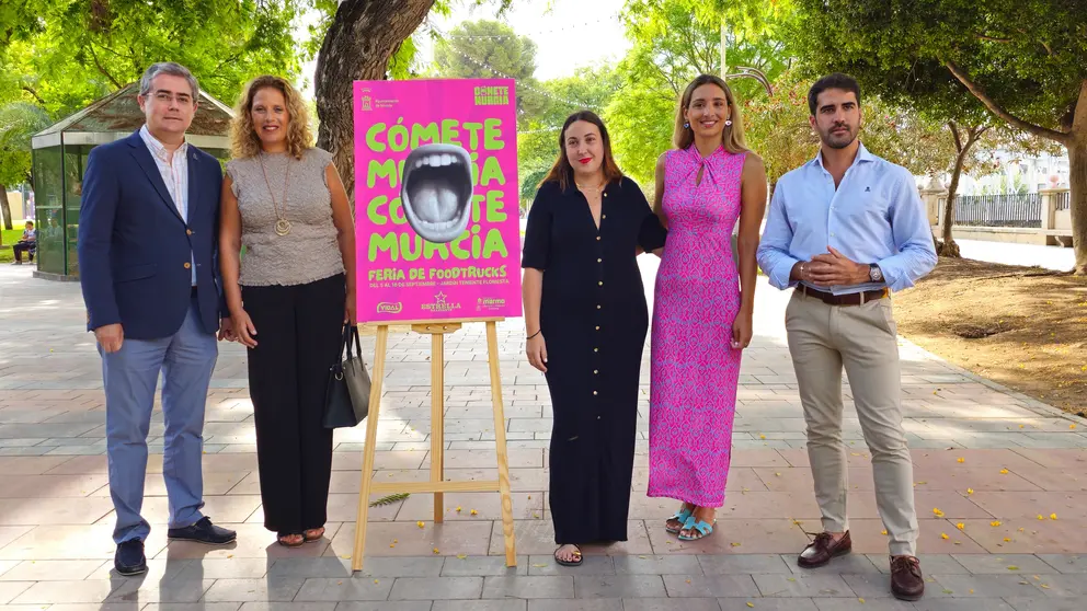 Los concejales del ayuntamiento de Murcia, Diego Avil&eacute;s y Jes&uacute;s Pacheco, junto a la organizaci&oacute;n de 'C&oacute;mete Murcia'.
