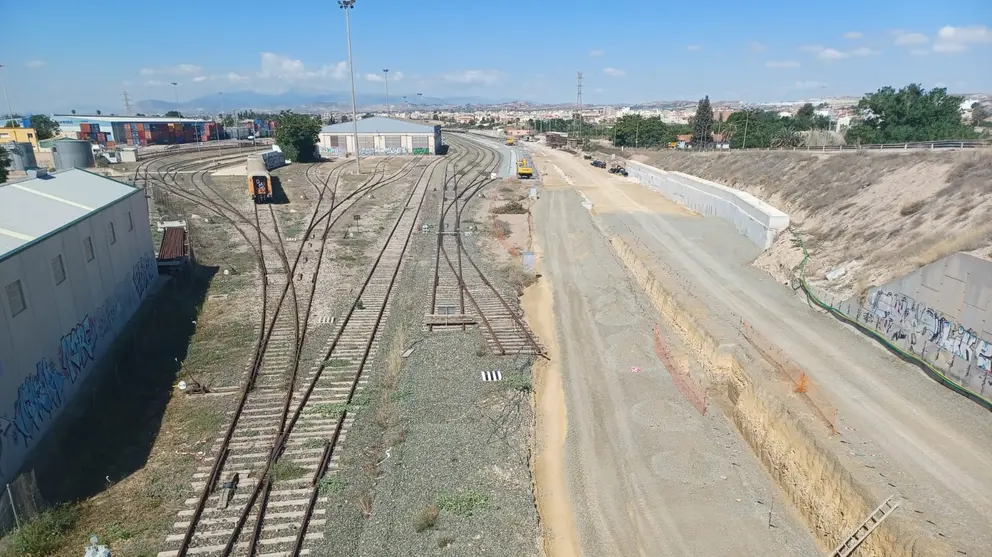 Imagen de las obras de remodelaci&oacute;n de la playa de v&iacute;as en Murcia Mercanc&iacute;as, en el tramo Nonduermas-Sangonera de la LAV Murcia-Almer&iacute;a.
