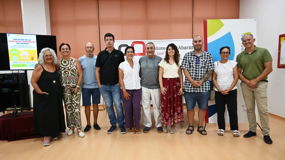 Imagen de la constituci&oacute;n de la Comunidad Energ&eacute;tica con la presencia del alcalde de la localidad, Jes&uacute;s G&oacute;mez (polo verde).