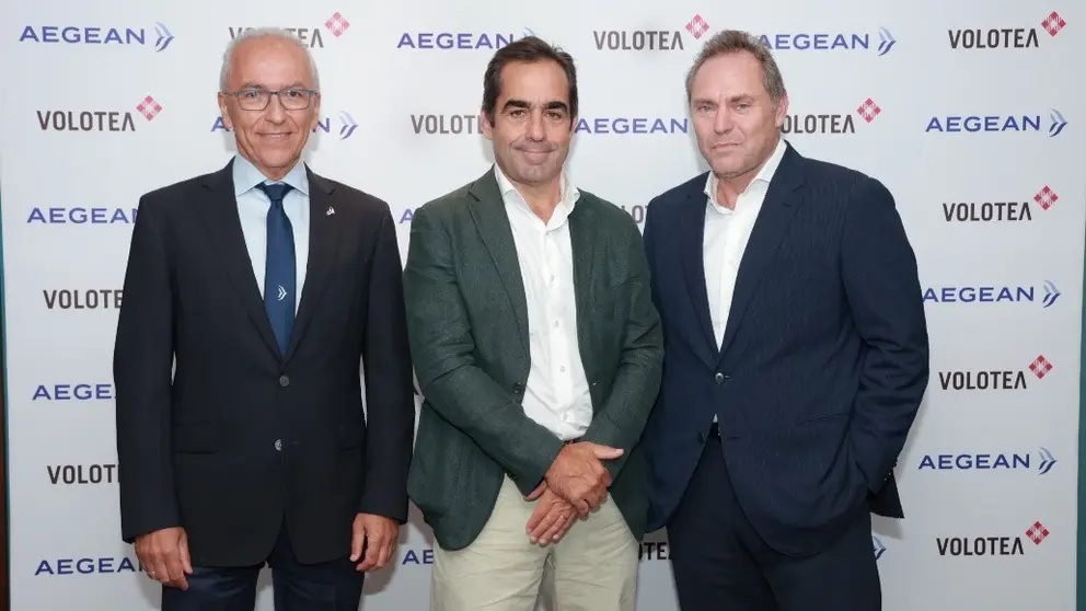 De izquierda a derecha, Dimitris Gerogiannis, CEO de Aegean Airlines; Carlos Mu&ntilde;oz, CEO y fundador de Volotea y Eftichios Vassilakis, Presidente de Aegean Airlines.