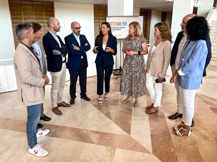 La consejera Carmen Conesa, con asistentes al acto de presentaci&oacute;n de la I Convenci&oacute;n de Turismo de la Regi&oacute;n de Murcia.