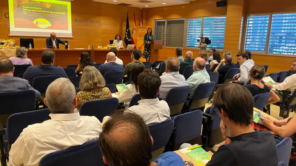 La consejera Sara Rubira durante la inauguraci&oacute;n de la jornada sobre 'Nuevas oportunidades de agroexportaci&oacute;n'.