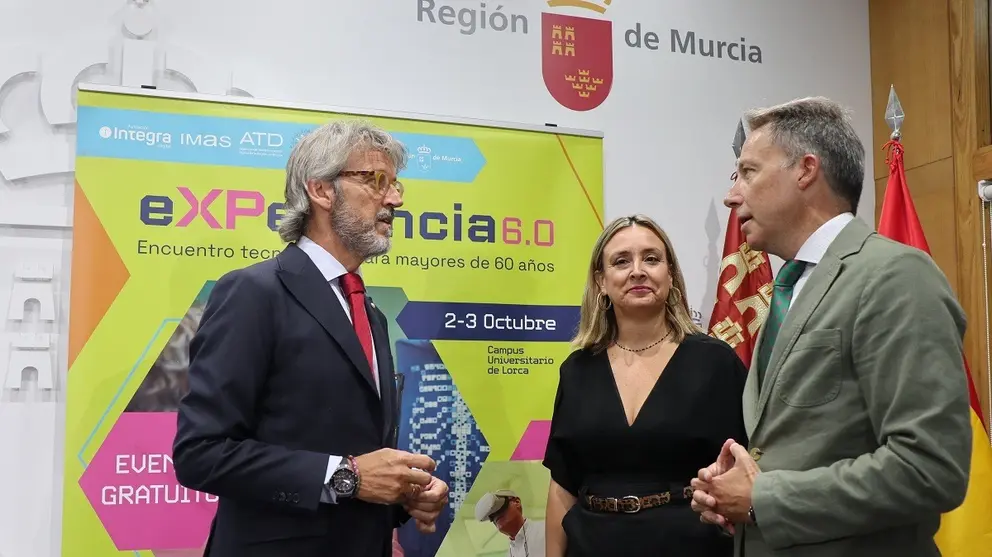 Los consejeros de Econom&iacute;a, Hacienda, Fondos Europeos y Transformaci&oacute;n Digital, Luis Alberto Mar&iacute;n, y de Pol&iacute;tica Social, Familias e Igualdad, Conchita Ruiz, y el alcalde de Lorca, Fulgencio Ruiz, durante la presentaci&oacute;n del encuentro tecnol&oacute;gico para personas mayores 'eXPeriencia6.0'.
