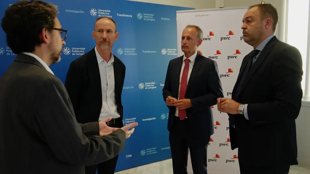 El rector de la UPCT, Mathieu Kessler; el director en la Regi&oacute;n de Murcia de PwC, Javier Celdr&aacute;n, y el s&eacute;nior manager, Fernando L&oacute;pez Rom&aacute;n, rubrican el acuerdo de colaboraci&oacute;n entre la universidad y la empresa.