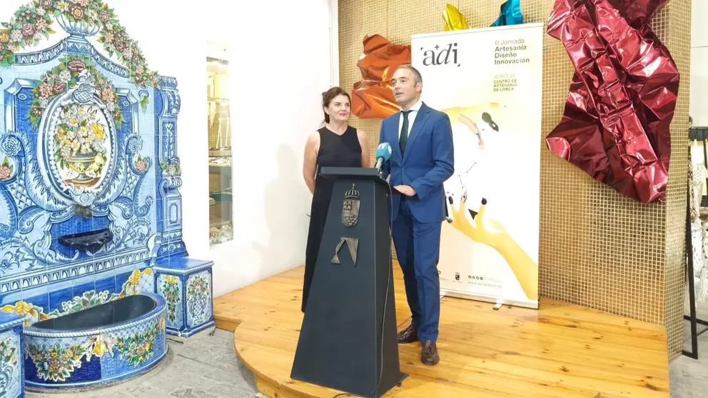 El director general de Oficios Artesanales, Rafael G&oacute;mez, y la presidenta de la Asociaci&oacute;n de Dise&ntilde;adores y Profesionales de la Comunicaci&oacute;n Publicitaria de la Regi&oacute;n de Murcia, Juana Valc&aacute;rcel.