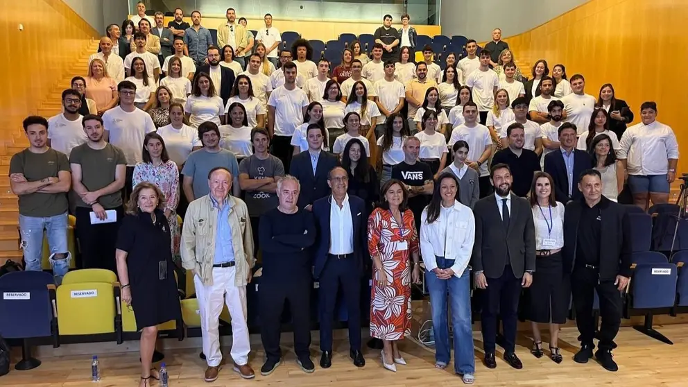 La consejera, Carmen Conesa, con organizadores, responsables de las escuelas de hosteler&iacute;a, mentores y alumnos, en la inauguraci&oacute;n del Campus Gastron&oacute;mico.