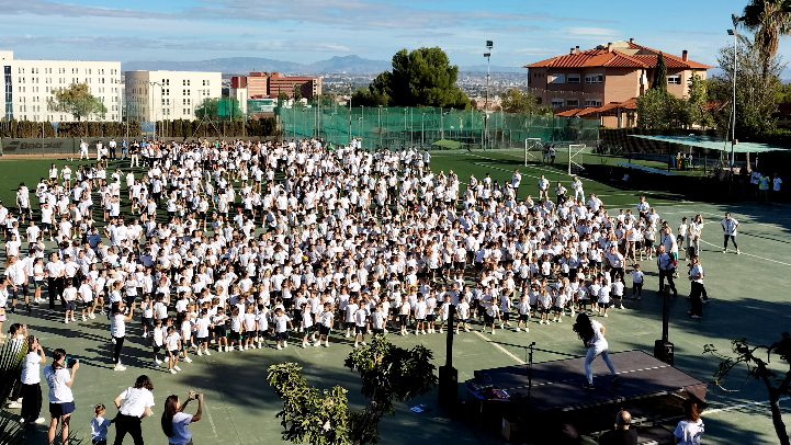 1.500 alumnos de Murcia y la Vega Baja de Alicante estrechan lazos con 16 pa&iacute;ses en el D&iacute;a Mundial del Bienestar