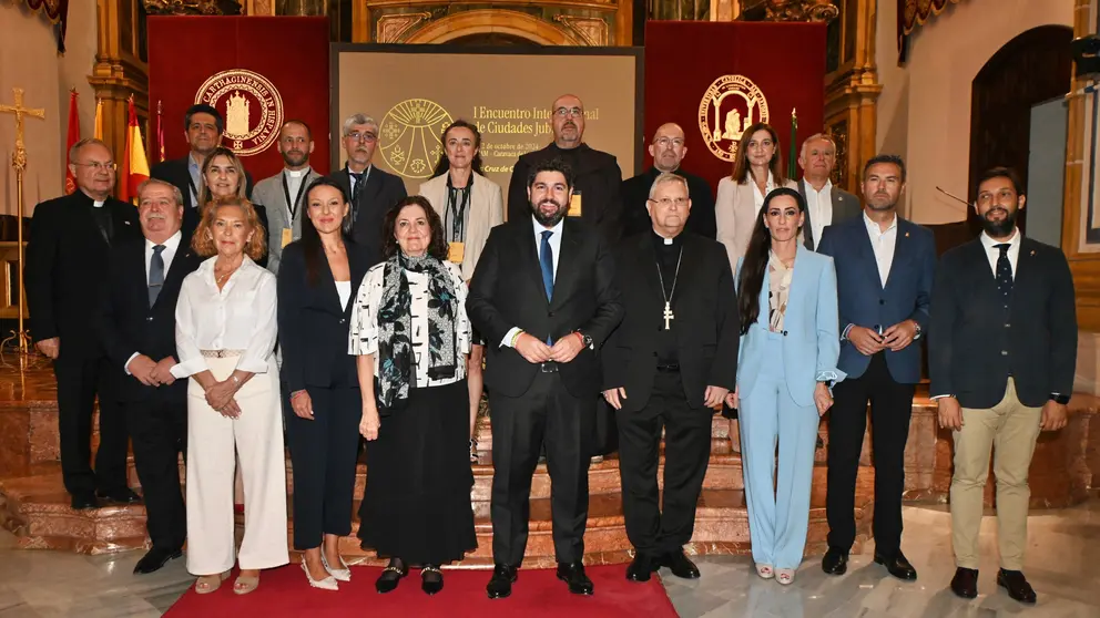 Imagen de grupo durante la inauguraci&oacute;n del primer Encuentro Internacional de Ciudades Jubilares.