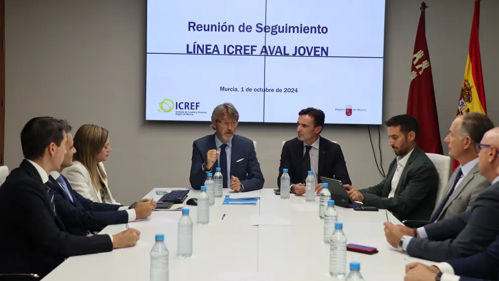 Imagen de archivo de los consejeros de Hacienda y de Fomento durante la reunion con los representantes de siete entidades financieras para realizar un seguimiento de la L&iacute;nea Icref Aval Joven. (CARM)