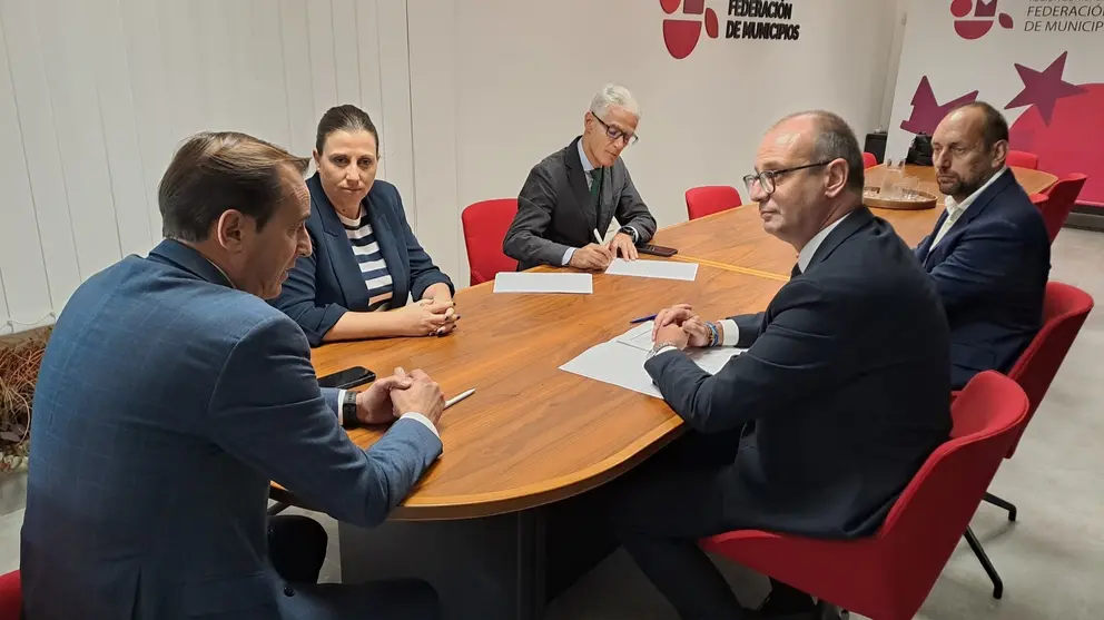 El consejero V&iacute;ctor Mar&iacute;n durante la reuni&oacute;n con el presidente de la Federaci&oacute;n de Municipios de la Regi&oacute;n de Murcia, V&iacute;ctor Manuel L&oacute;pez, para presentar el programa CODI.
