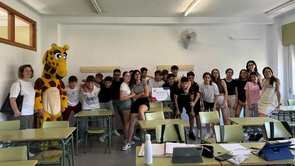 Alumnos del IES La Alquibla, durante la recepci&oacute;n de su premio como uno de los ganadores de la &uacute;ltima edici&oacute;n del concurso &lsquo;Terra te Reta&rsquo;.