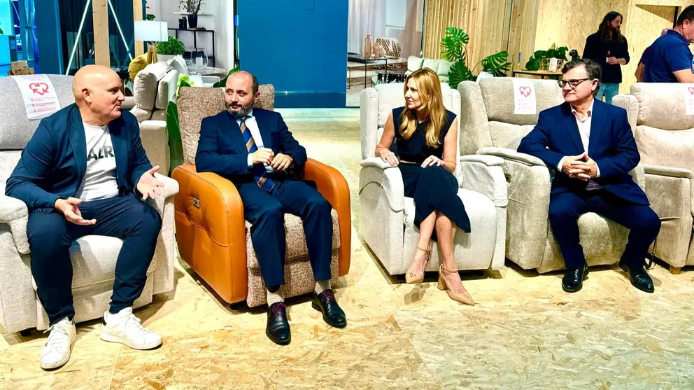 La consejera de Empresa, Marisa L&oacute;pez Arag&oacute;n, visita las empresas regionales en la Feria H&aacute;bitat de Valencia.