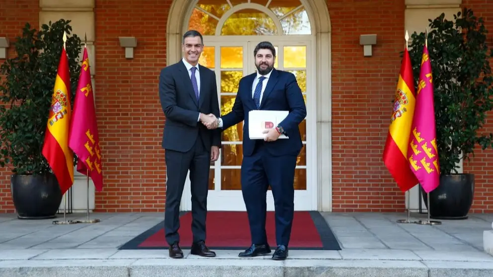 Pedro S&aacute;nchez y L&oacute;pez Miras en la entrada de la Moncloa.