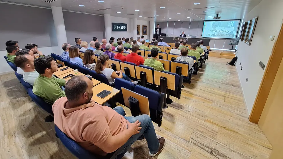Imagen durante uno de los encuentros de i-DE en la Regi&oacute;n.