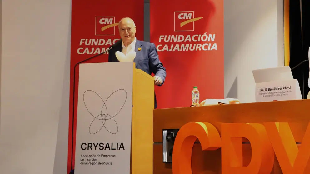 Pedro Hern&aacute;ndez Jim&eacute;nez, gerente de Ribera Hospital de Molina, recogiendo el galard&oacute;n.