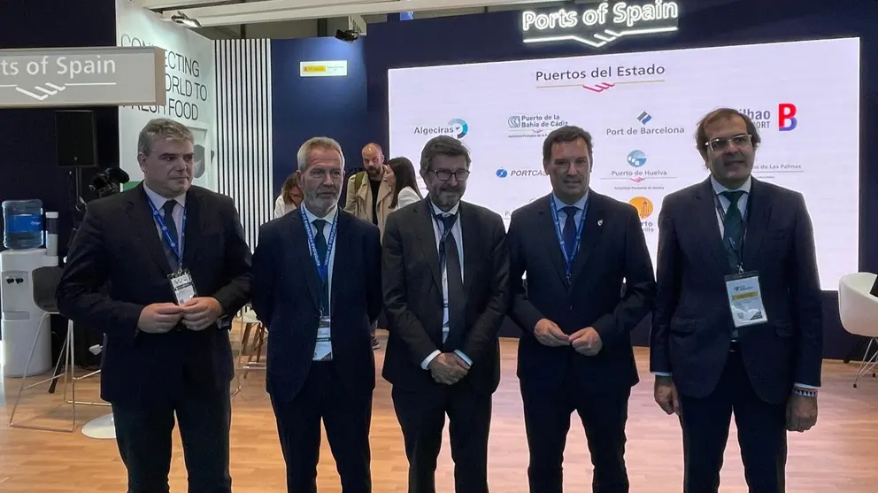 A la derecha, el vicepresidente de la Autoridad Portuaria de Cartagena, Pedro Pablo Hern&aacute;ndez, en el stand de Puertos del Estado en Fruit Attraction.