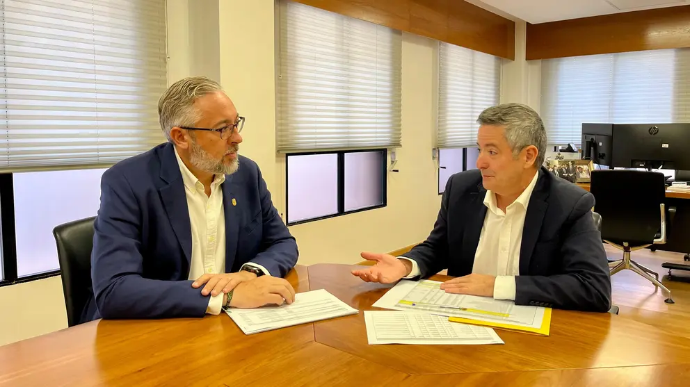 Imagen de la reuni&oacute;n entre el alcalde del municipio, V&iacute;ctor Mart&iacute;nez, y Enrique Ujald&oacute;n, secretario general de la consejer&iacute;a de Medio Ambiente.