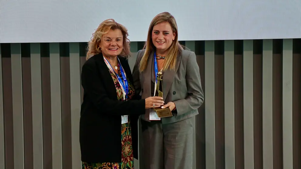 Ana L&oacute;pez, directora del Icref (derecha), recogiendo el galard&oacute;n.