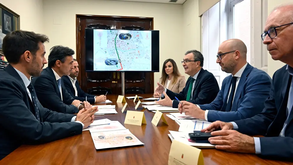 El consejero de Fomento e Infraestructuras, Jorge Garc&iacute;a Montoro, y el alcalde de Murcia, Jos&eacute; Ballesta, acompa&ntilde;ados por sus respectivos equipos, durante la reuni&oacute;n mantenida en el consistorio murciano.