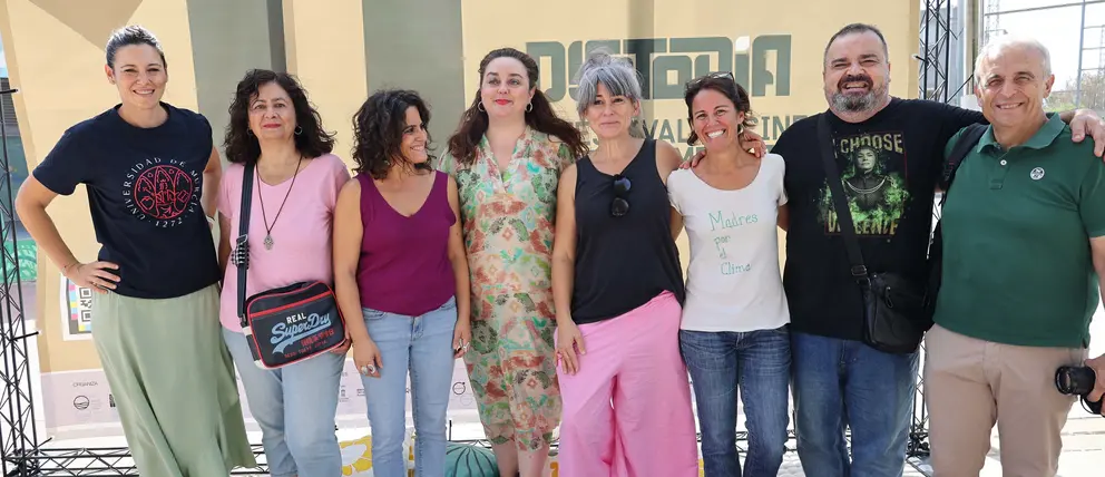 Organizadores y colaboradores de Distop&iacute;a, en la Plaza del Agua de Murcia.