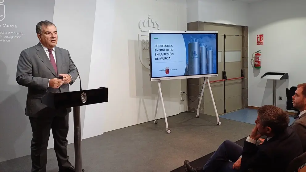 El consejero de Medio Ambiente, Juan Mar&iacute;a V&aacute;zquez, explica los detalles de los corredores energ&eacute;ticos que la Regi&oacute;n necesita para el crecimiento industrial y avanzar en la descarbonizaci&oacute;n y que propone al Ministerio para la Transici&oacute;n Ecol&oacute;gica y el Reto Demogr&aacute;fico.
