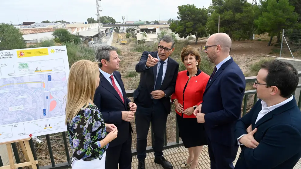 El rector habla con el secretario de Estado (2&ordm; por la izquierda), la delegada del Gobierno (1&ordm; por la izquierda), la vicerrectora de Infraestructuras, el concejal de Movilidad y el jefe de demarcaci&oacute;n de Carreteras (1&ordm; por la derecha) con las obras al fondo.