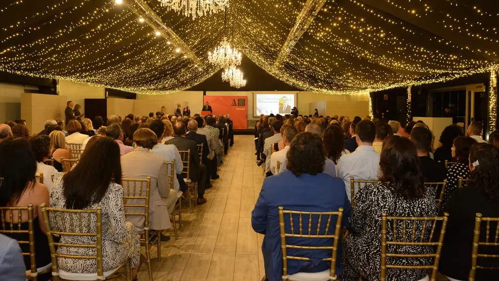 Un momento de la Cena de Hermandad del Colegio Oficial de Aparejadores, Arquitectos T&eacute;cnicos e Ingenieros de Edificaci&oacute;n de la Regi&oacute;n de Murcia (COAATIEMU) en El Estudio de Ana.