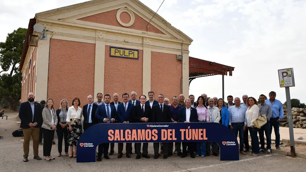 Imagen de grupo con el movimiento #QuieroCorredor frente a la estaci&oacute;n de tren de Pulp&iacute;.
