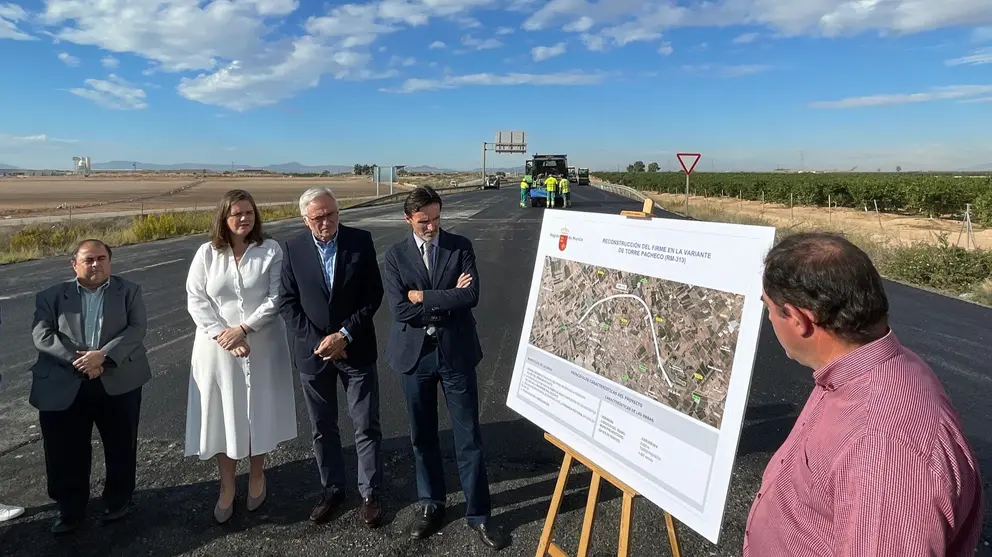 El consejero de Fomento e Infraestructuras, Jorge Garc&iacute;a Montoro, y el alcalde de Torre Pacheco, Pedro &Aacute;ngel Roca, visitan las obras de mejora de la variante de Torre Pacheco.