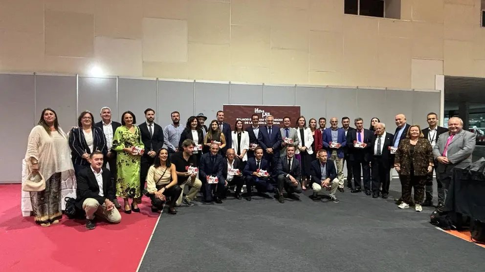 Imagen de familia durante la celebraci&oacute;n del aniversario de Ifepa.