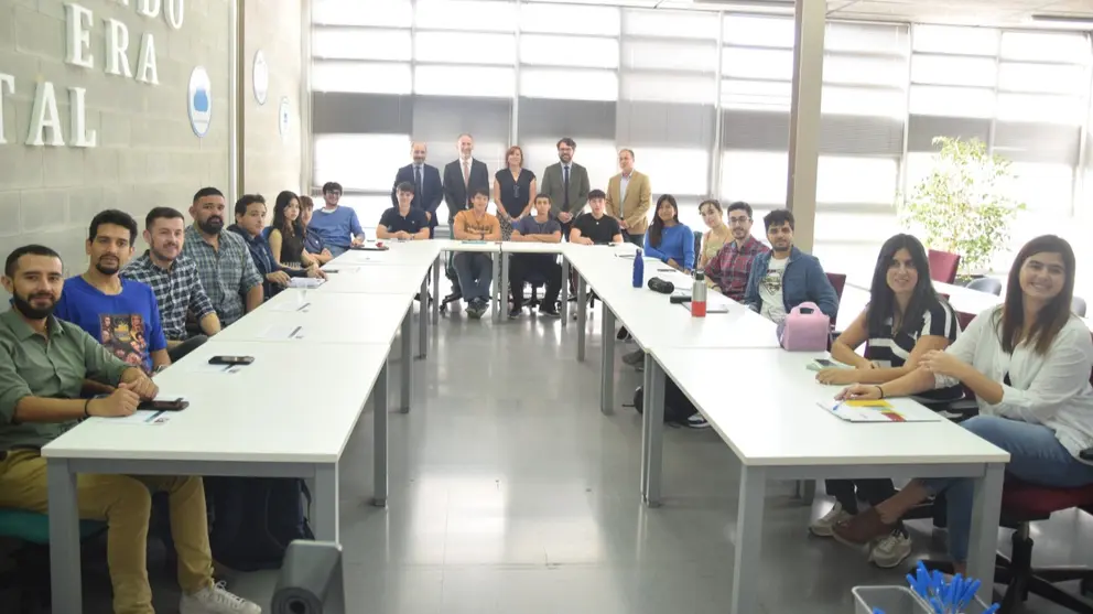 Participantes del programa de emprendimiento, la mayor&iacute;a formados en la UPCT, junto al rector y los directores del Info y el CEEIC.