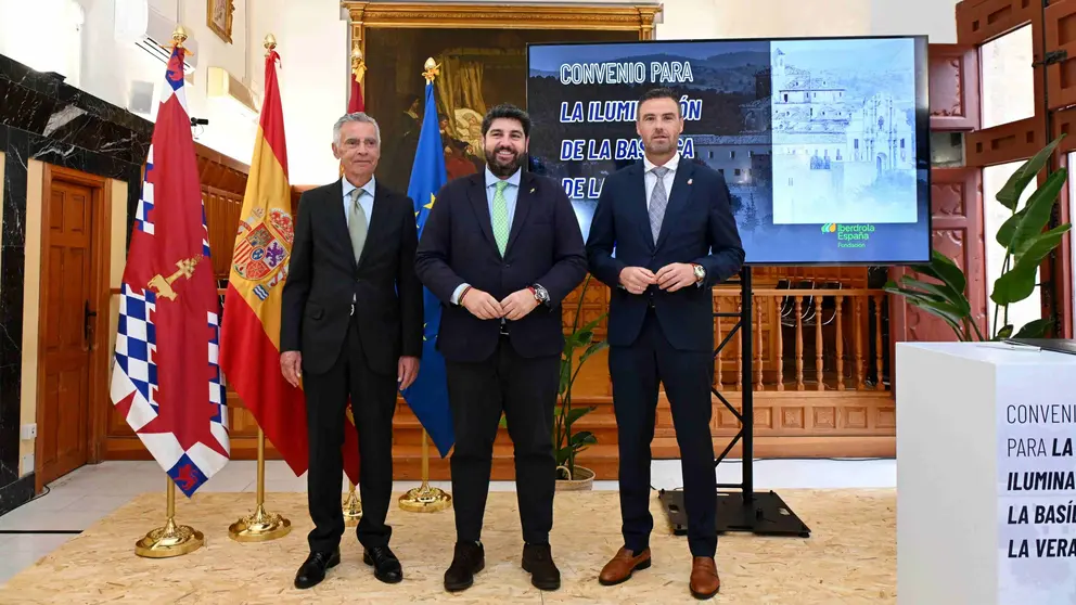 Fernando Garc&iacute;a, L&oacute;pez Miras y Jos&eacute; Francisco Garc&iacute;a (de izquierda a derecha) durante la firma del acuerdo.