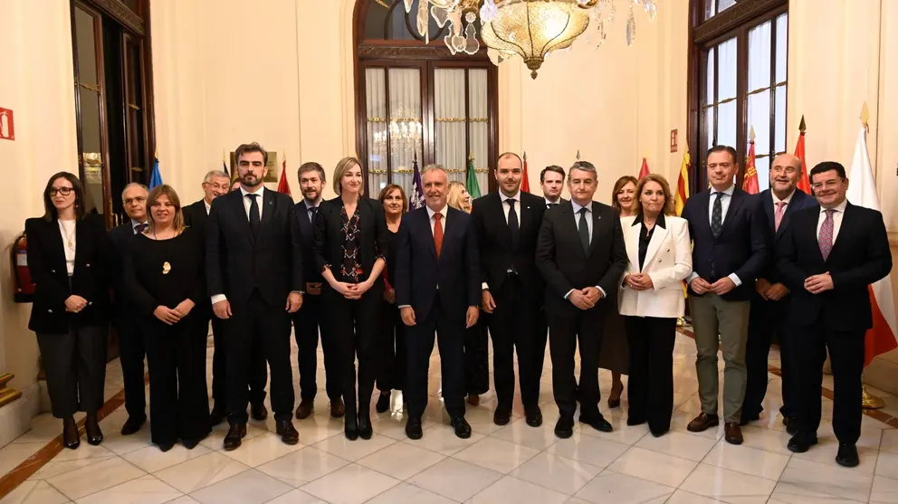 Los consejeros de Presidencia de los gobierno regionales, junto con el ministro de Pol&iacute;tica Territorial y Memoria Democr&aacute;tica, antes de iniciar la reuni&oacute;n.