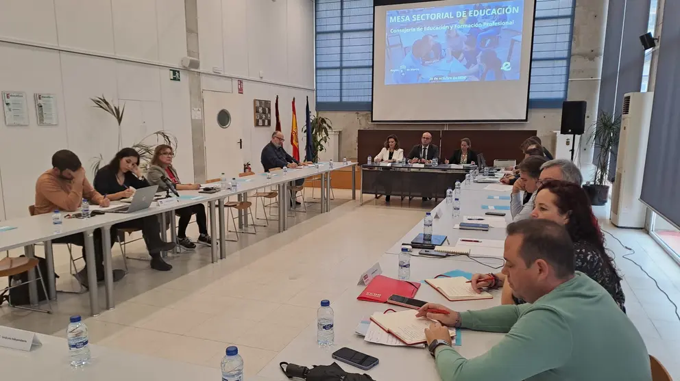 El consejero de Educaci&oacute;n, V&iacute;ctor Mar&iacute;n, preside la Mesa Sectorial de Educaci&oacute;n.
