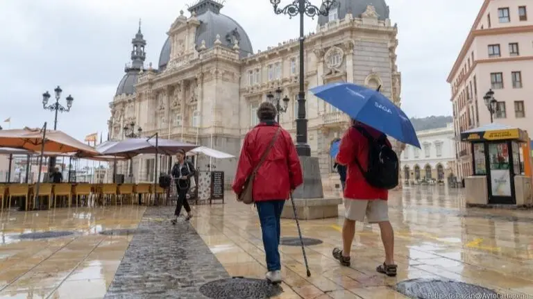 Turistas en Cartagena durante un d&iacute;a de lluvia.